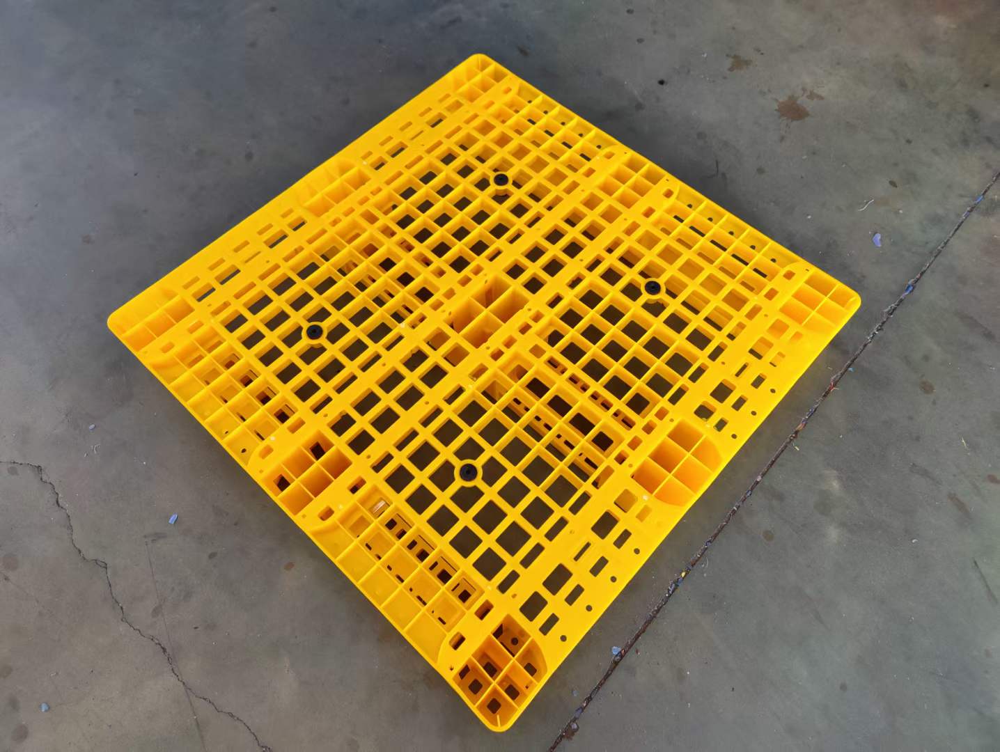 塑料托盤生產(chǎn)廠家告訴你，使用塑料托盤的時(shí)候需要注意一些問題