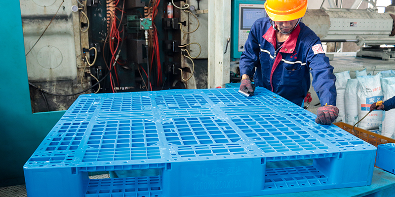 山東塑料托盤廠家介紹在不平整的地面如何應(yīng)用？
