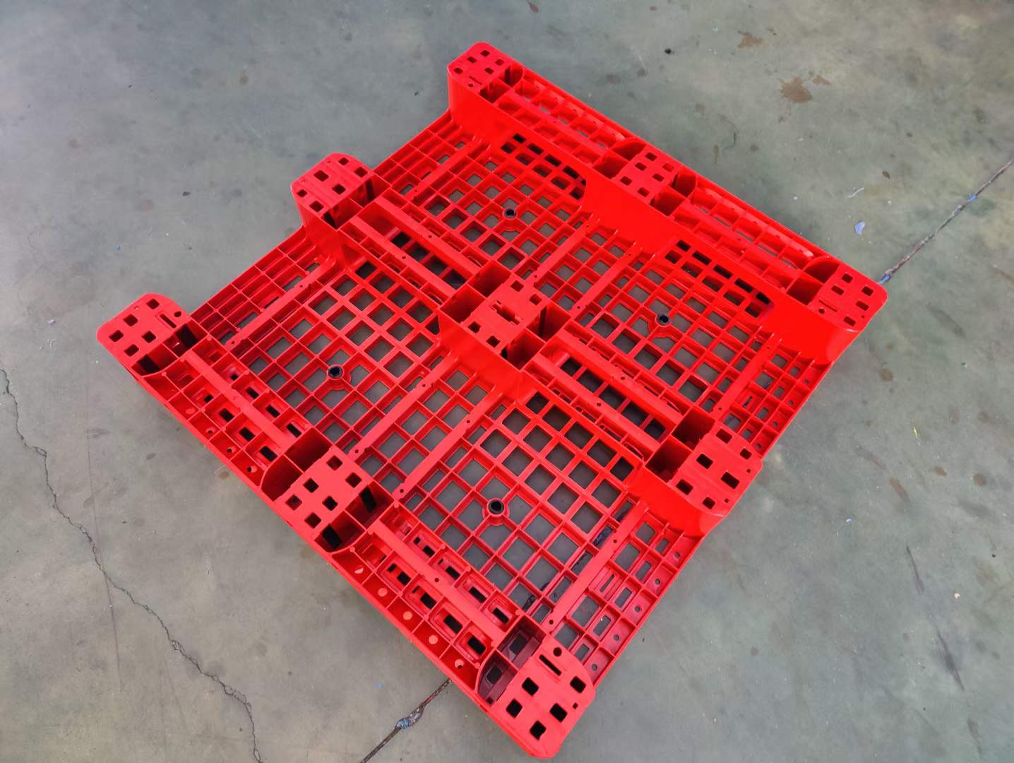 你知道各種規(guī)格的塑料托盤的用途分別是什么嗎？