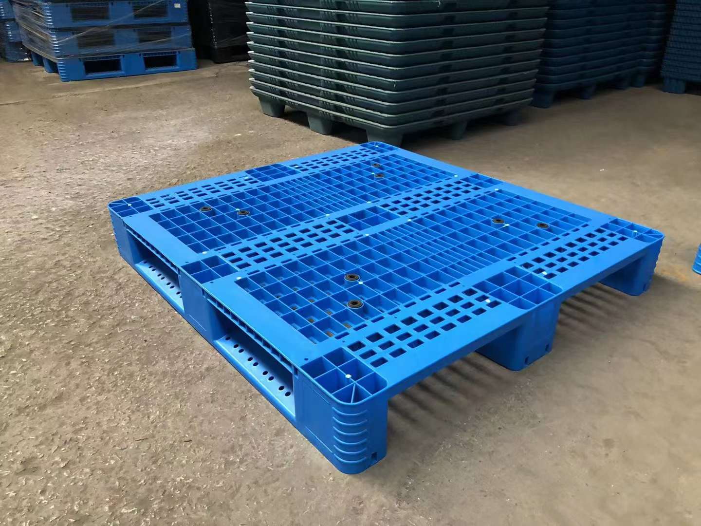 川字塑料托盤的廣泛應(yīng)用與優(yōu)勢